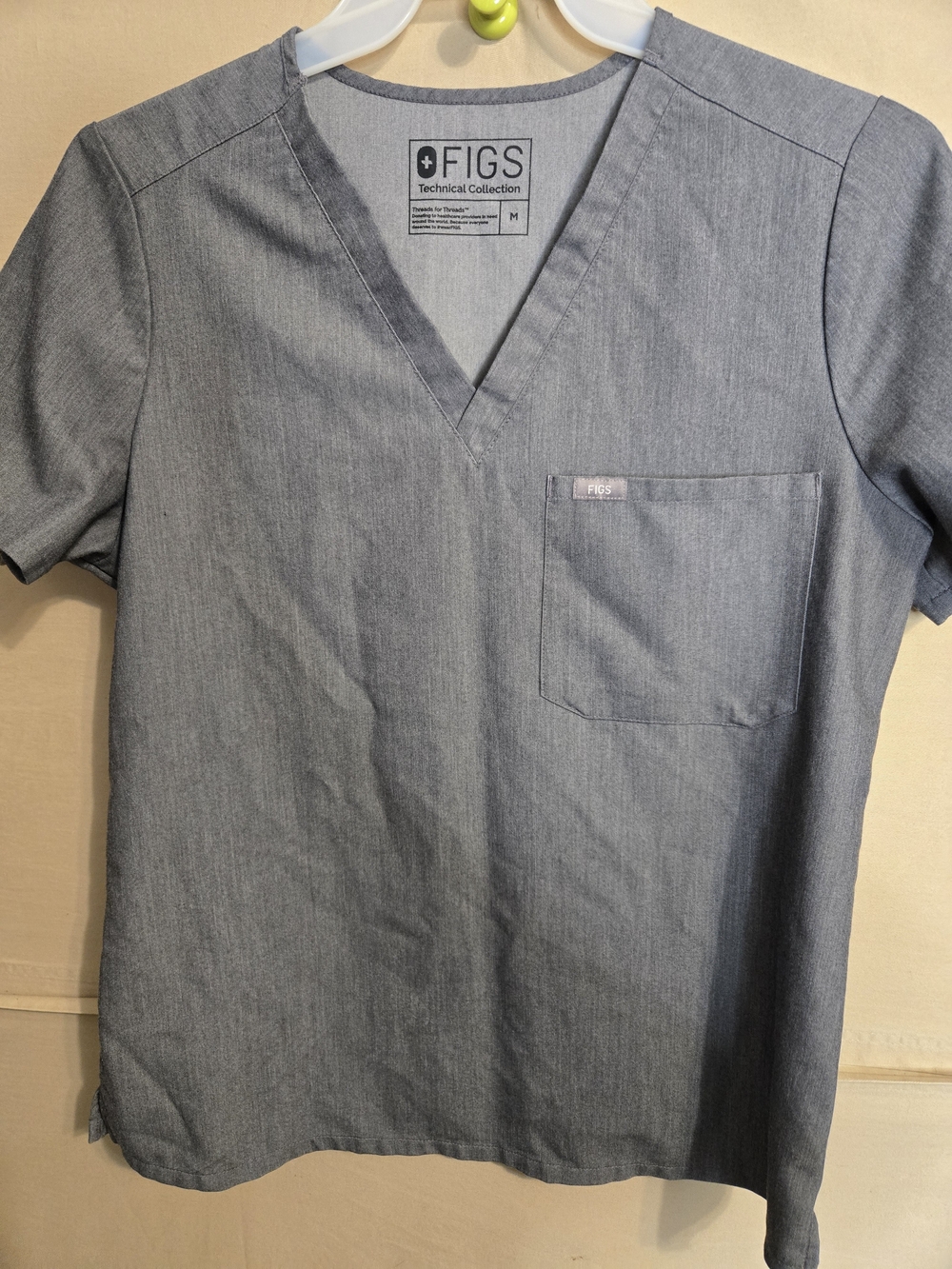 FIGS Men’s Short Sleeve V-Neck Tech Shirt in Heather Gray